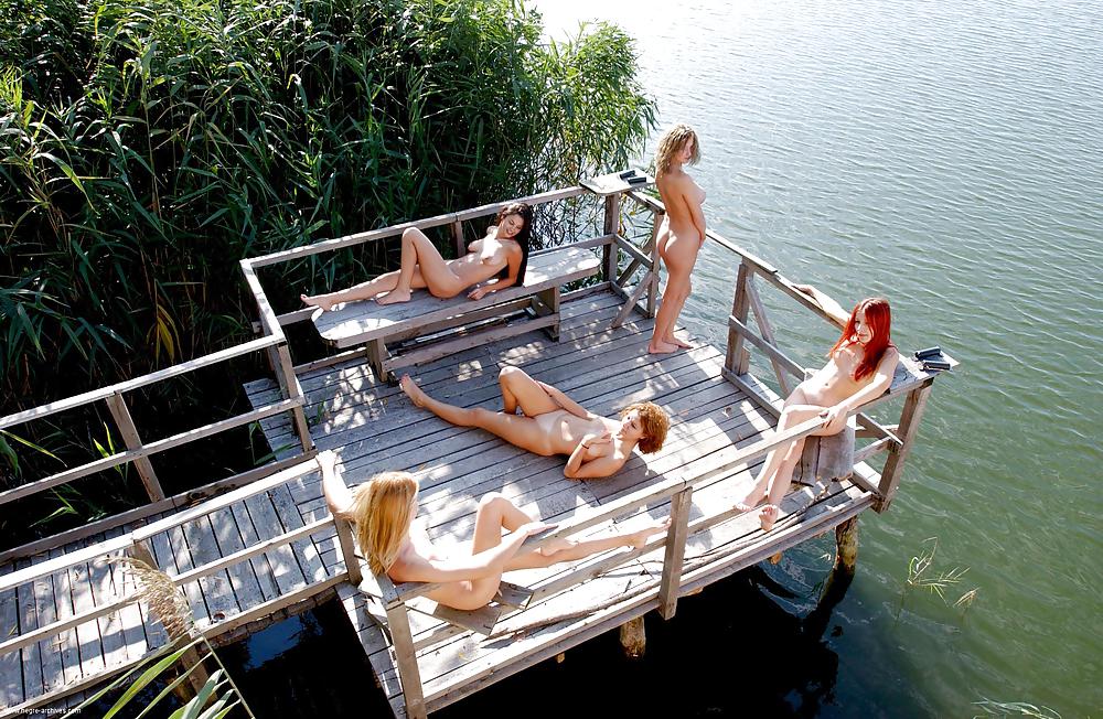 Nackte Mädchen Gruppen 002 - Fünf Mädchen Auf Einem Pier #15426796