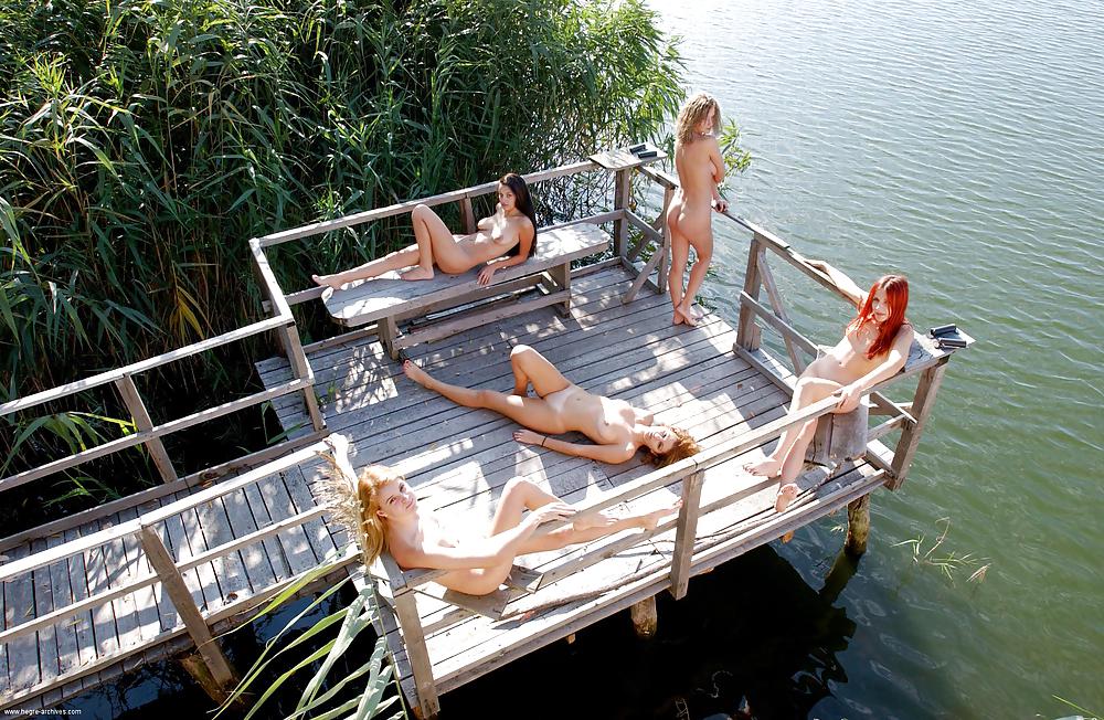 裸のガールズグループ002 - 桟橋の5人の女の子
 #15426803
