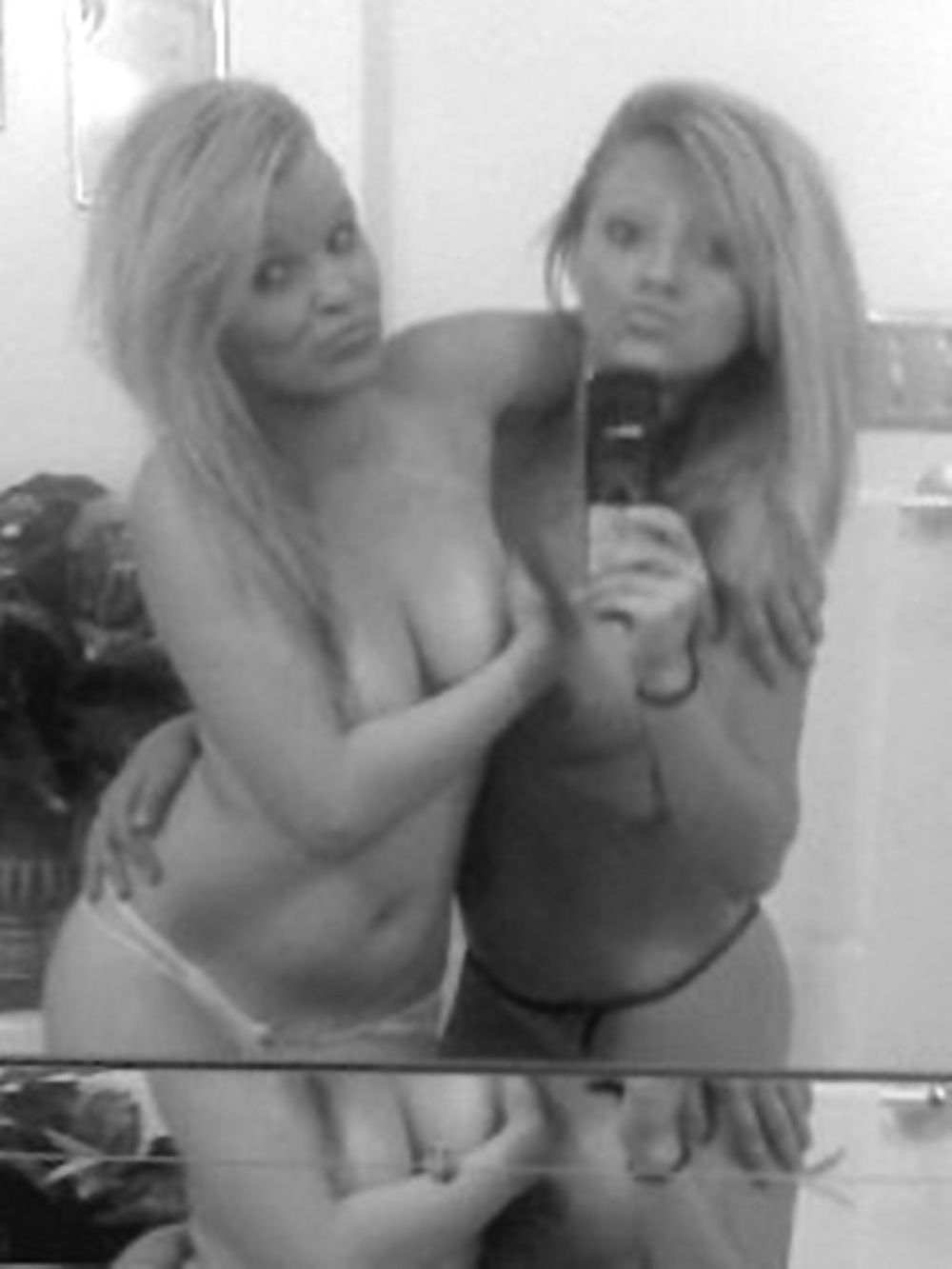 Dont L'un De Ces Deux Selfshotgirls Sexy Voulez Vas Te Faire Encule? #8184424