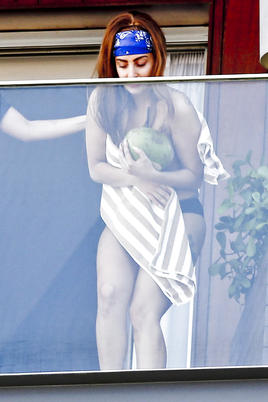 Lady gaga va casi desnuda en el balcón del hotel
 #17503974