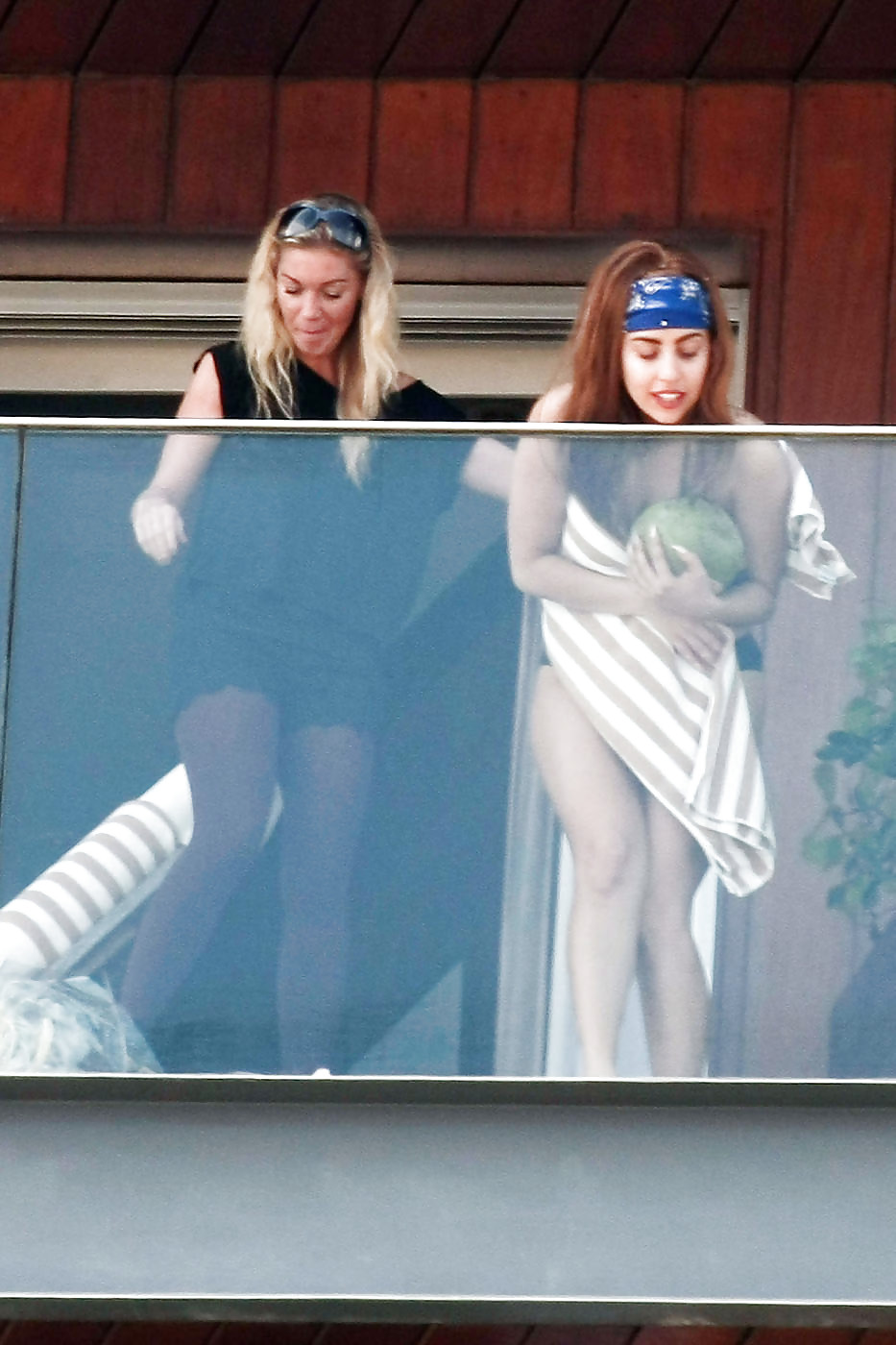 Lady gaga va casi desnuda en el balcón del hotel
 #17503981
