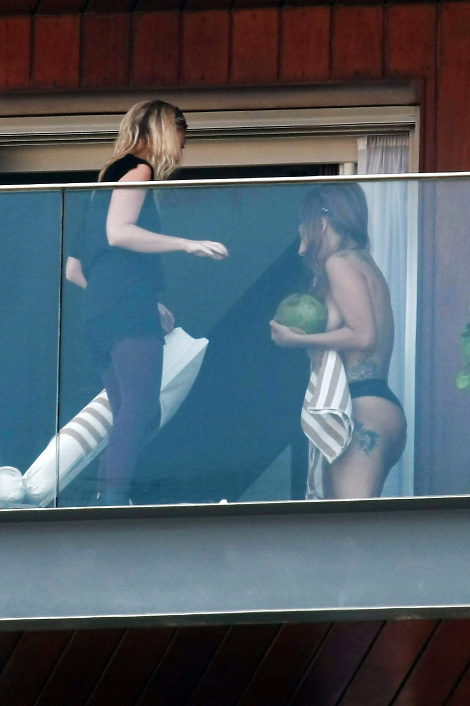 Lady gaga va casi desnuda en el balcón del hotel
 #17503990