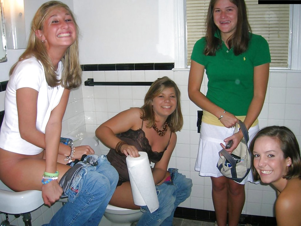 Mädchen Auf Toilette #2610818