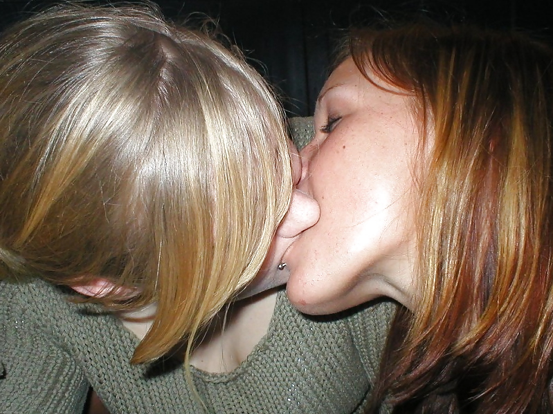 Belle ragazze che baciano da troc
 #8605902
