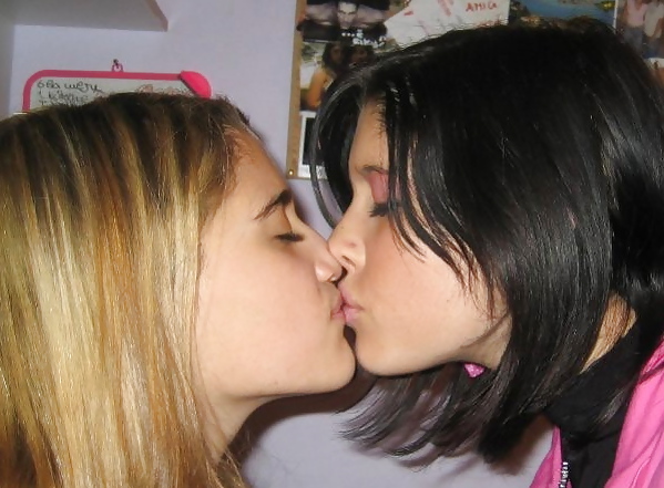 Belle ragazze che baciano da troc
 #8605908