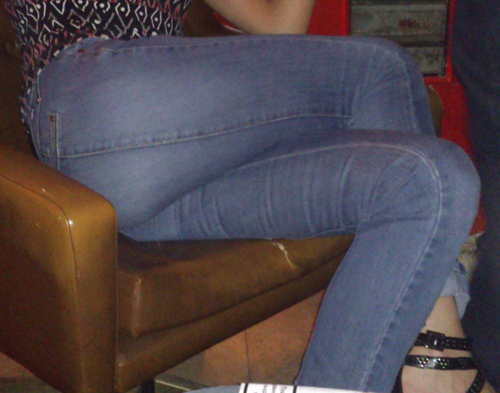 Große Beine Und Hintern In Jeans #18906106