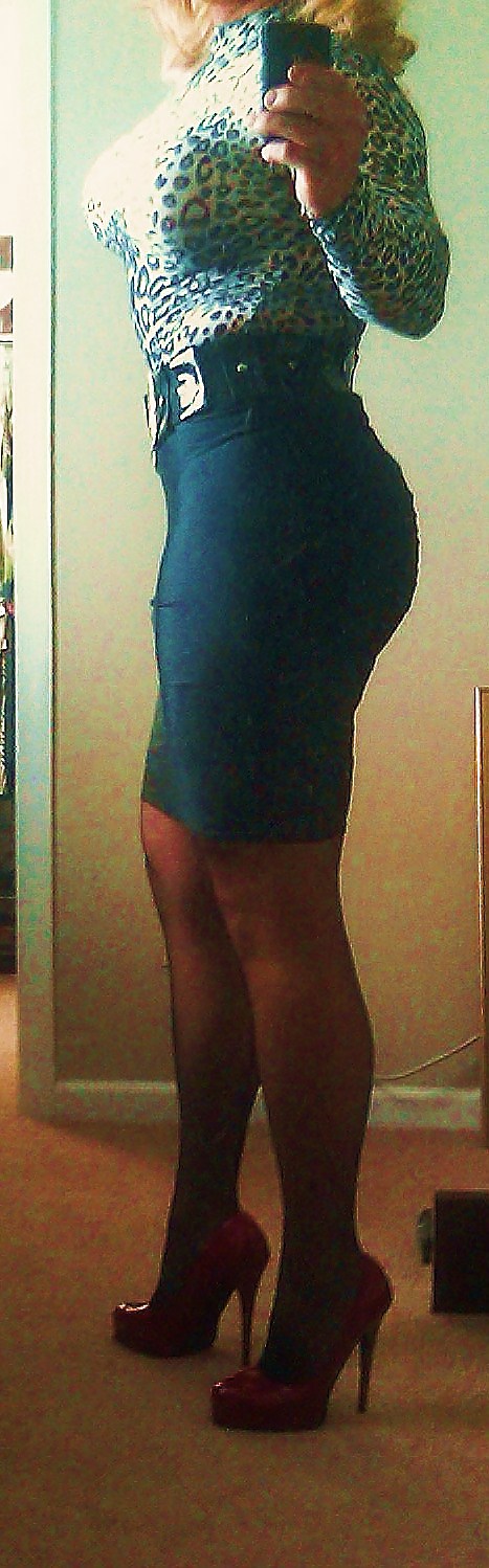 Dressing 4 work (Presumably a peak below tight skirt??) #9812190