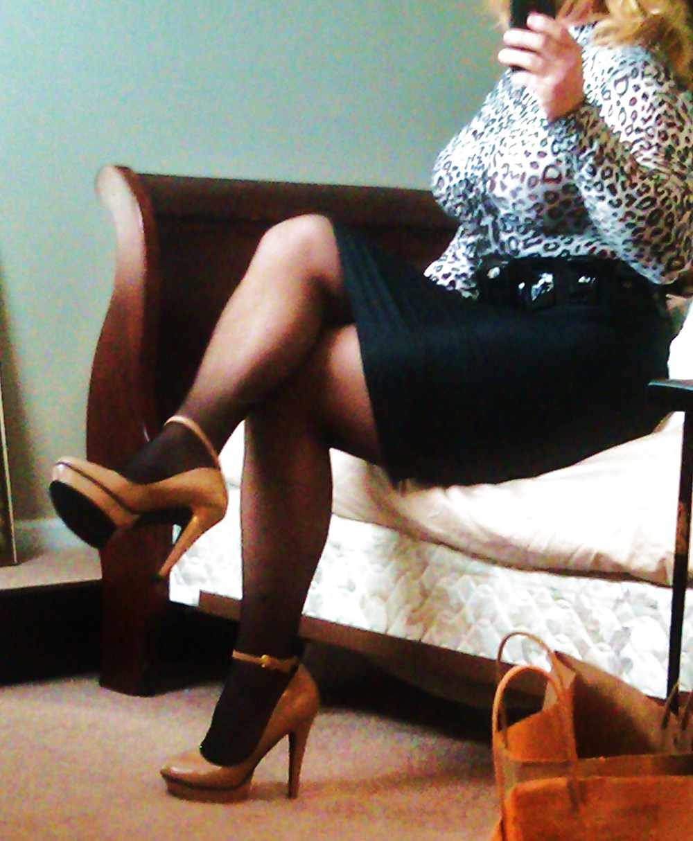 Dressing 4 work (Presumably a peak below tight skirt??) #9812222