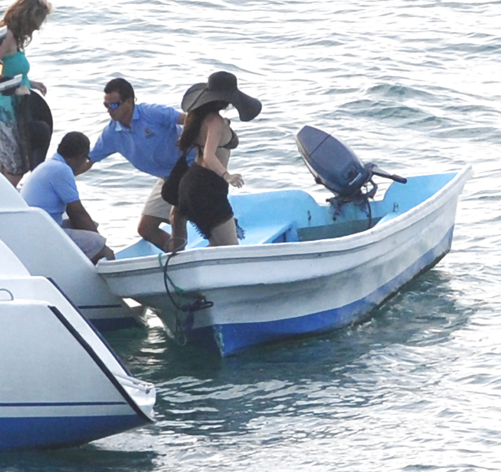 Kim kardashian bikini candids alla spiaggia in costa rica
 #2100956