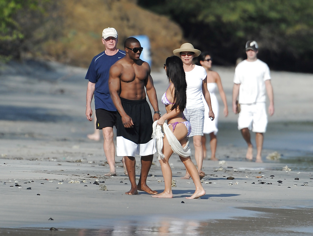 Kim kardashian bikini candids alla spiaggia in costa rica
 #2100985