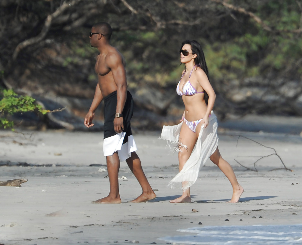 Kim Kardashian Bikini Candids à La Plage Au Costa Rica #2100994