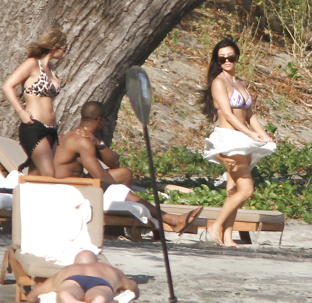 Kim Kardashian Bikini Candids à La Plage Au Costa Rica #2101015