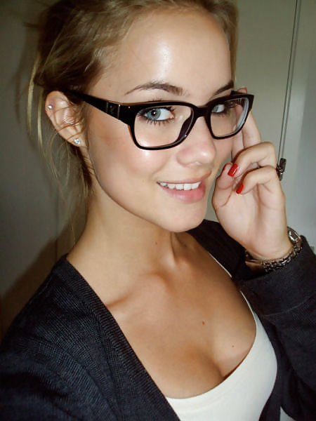 Filles Portant Glasses- Non Porn #16889639