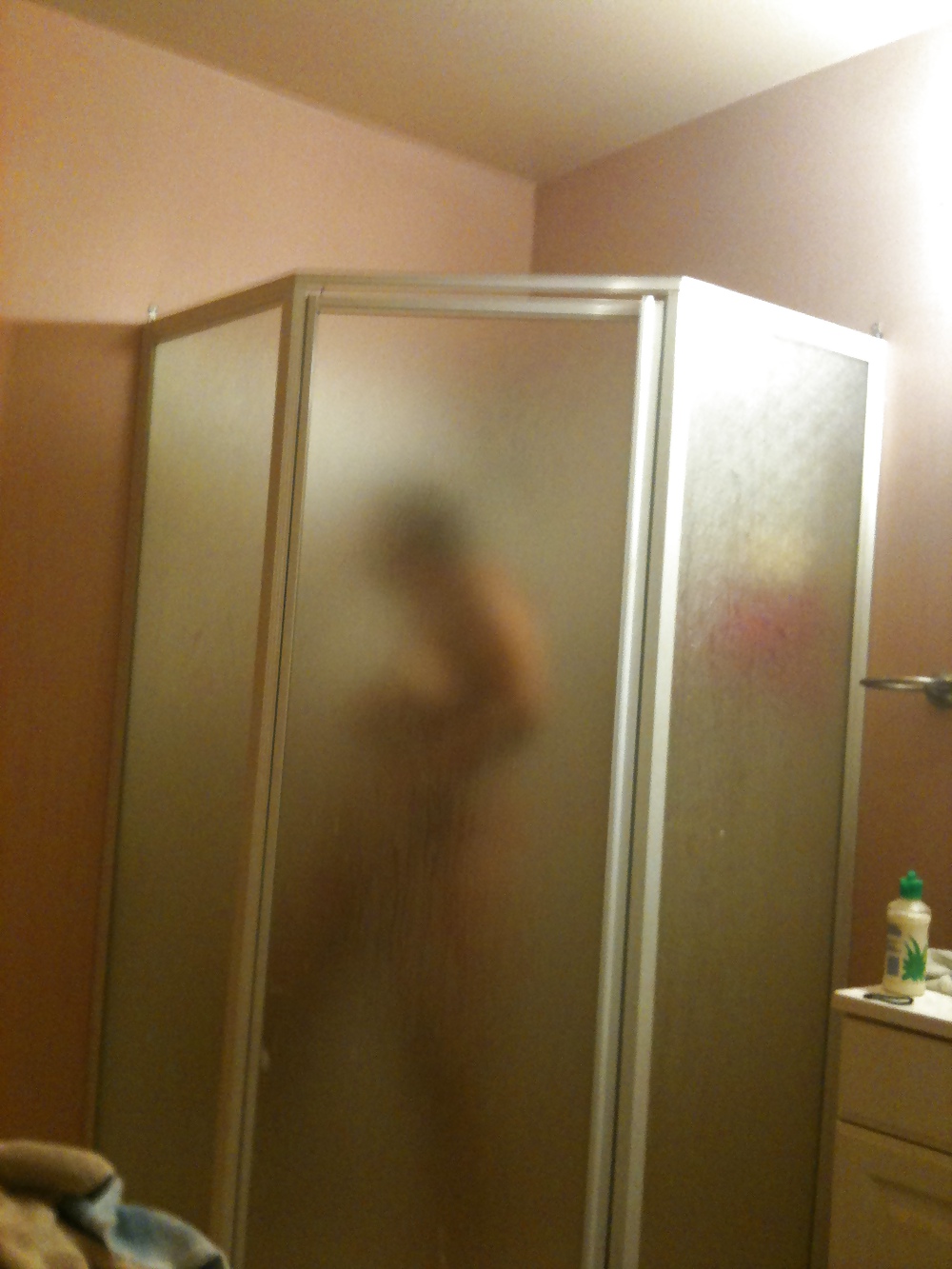 Femme Dans La Douche. Commentez S'il Vous Plaît #6106034