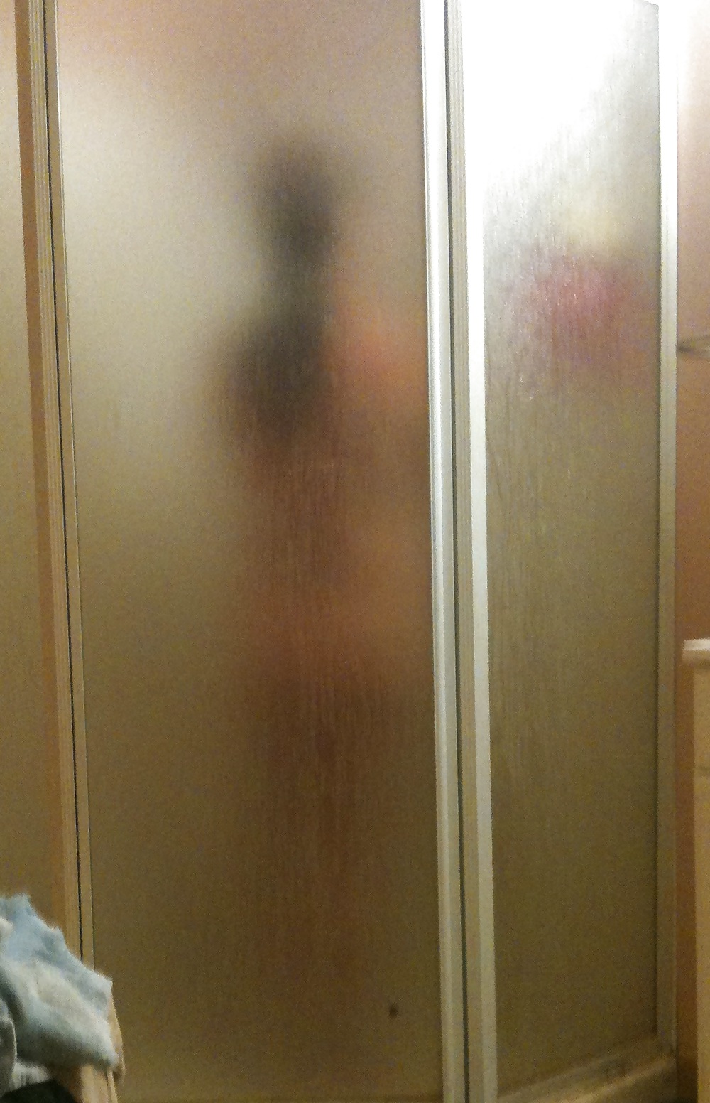 Femme Dans La Douche. Commentez S'il Vous Plaît #6106046