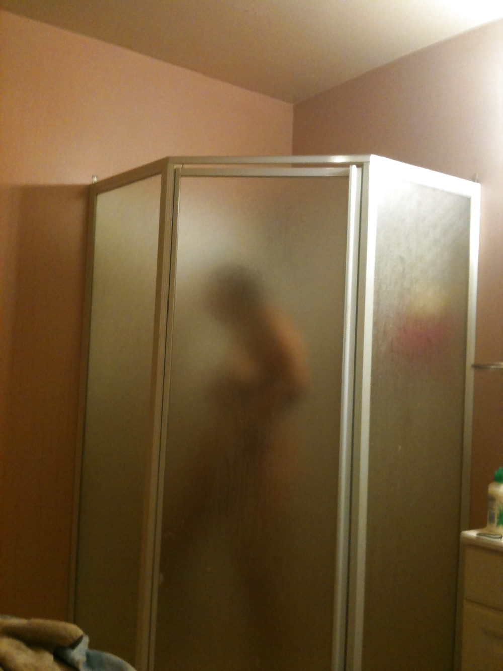 Femme Dans La Douche. Commentez S'il Vous Plaît #6106053