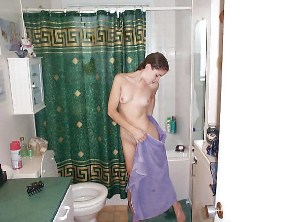 Jóvenes en el baño y la ducha 
 #2057747