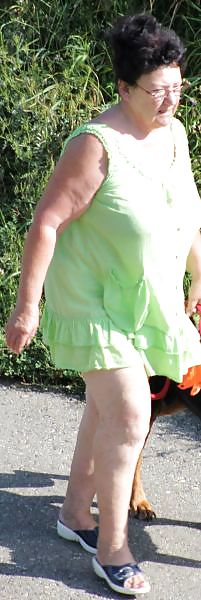 UNA AMIGA DE INTERNET 2P (PASEANDO EL PERRO) #15986244