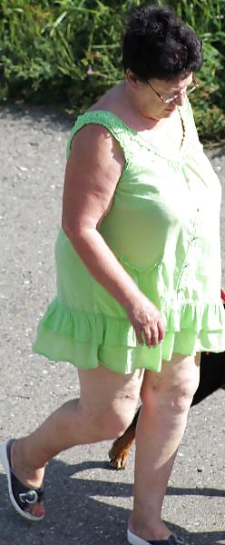 UNA AMIGA DE INTERNET 2P (PASEANDO EL PERRO) #15986247