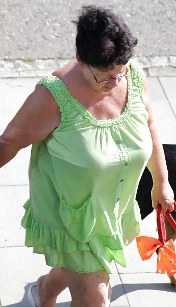 UNA AMIGA DE INTERNET 2P (PASEANDO EL PERRO) #15986258