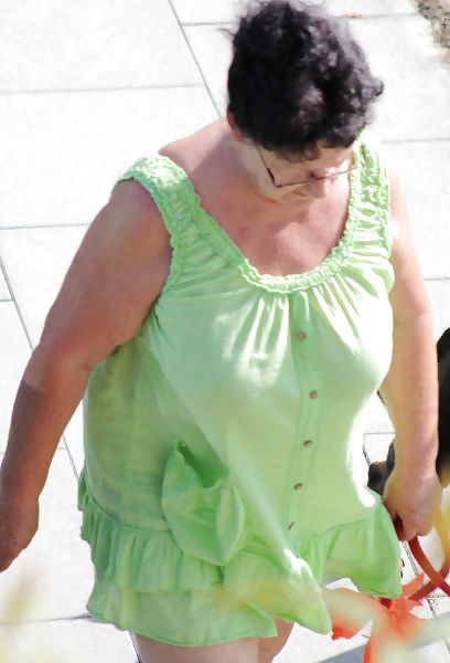 UNA AMIGA DE INTERNET 2P (PASEANDO EL PERRO) #15986262