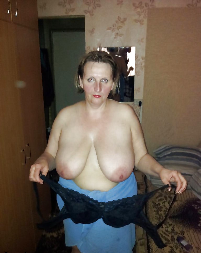 Montrant Chubby Ses Gros Seins #19638349
