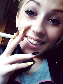 Princesa joven fumadora
 #6141345