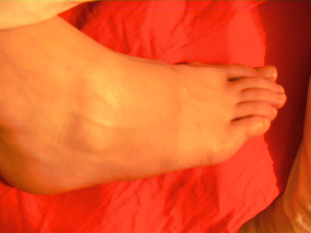 BB 's Feet 2012 - Foot Model with long toes, slender feet #16068918