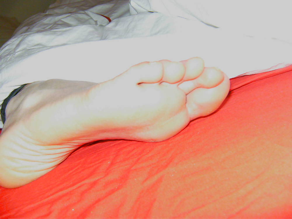 BB 's Feet 2012 - Foot Model with long toes, slender feet #16068935