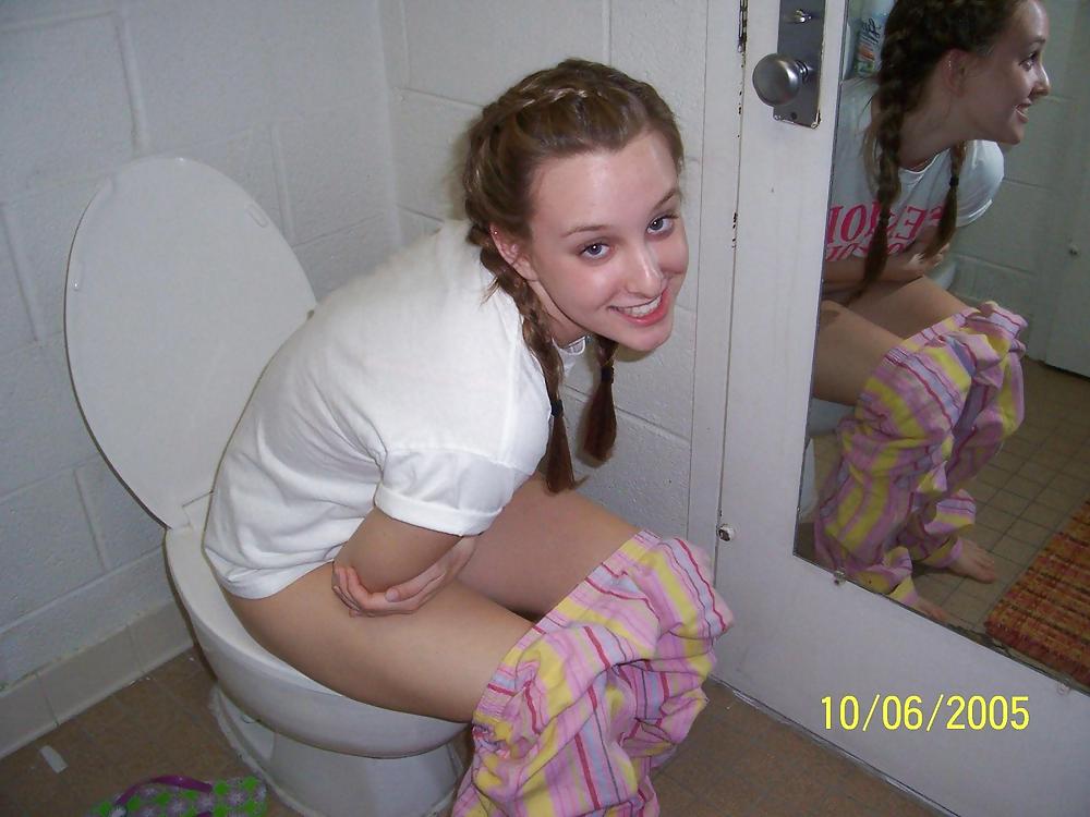 Mädchen Auf Der Toilette #478939