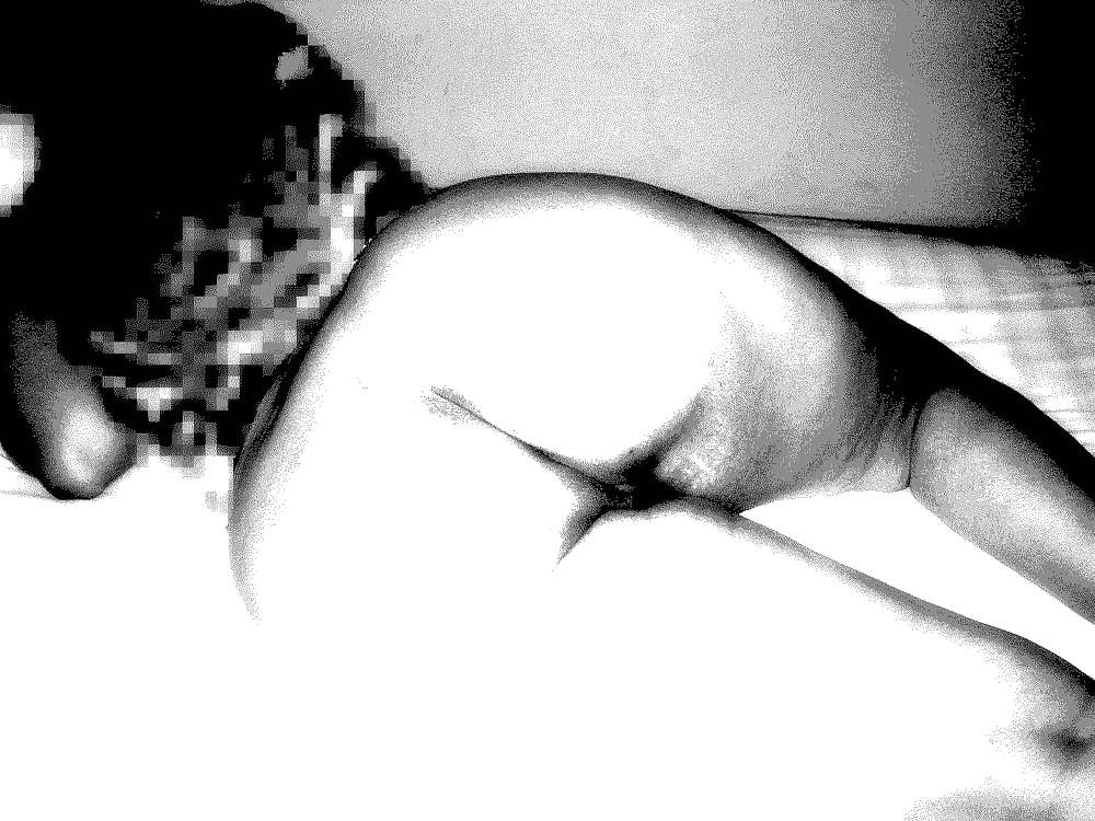 モノクロの巨乳とお尻のアート
 #1958394