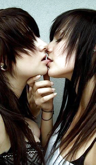 Girls Swapping Tongues 1 #15020004