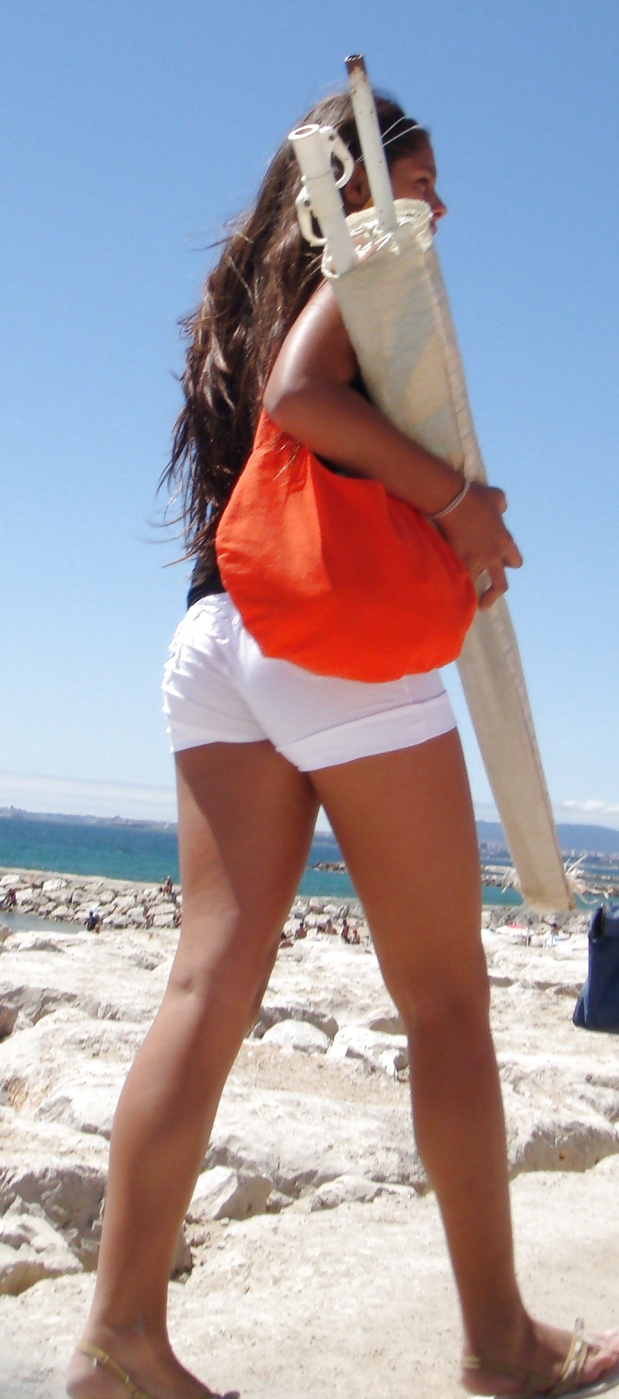 Luciendo sus deliciosas piernas con ese short blanco #3741842