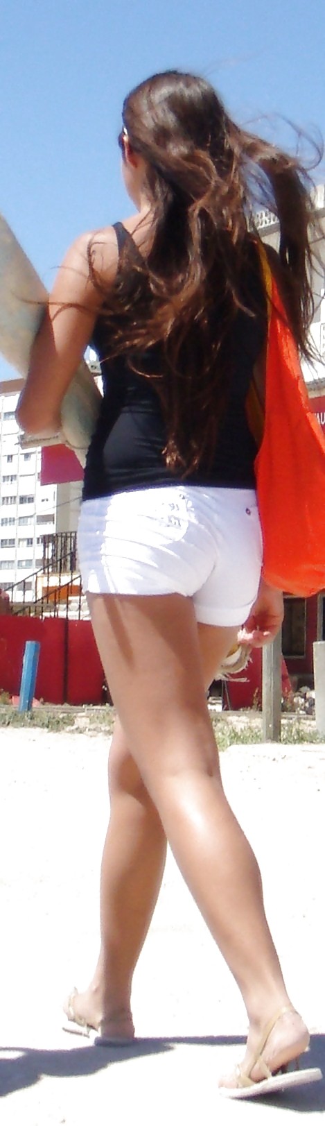 Luciendo sus deliciosas piernas con ese short blanco #3741878