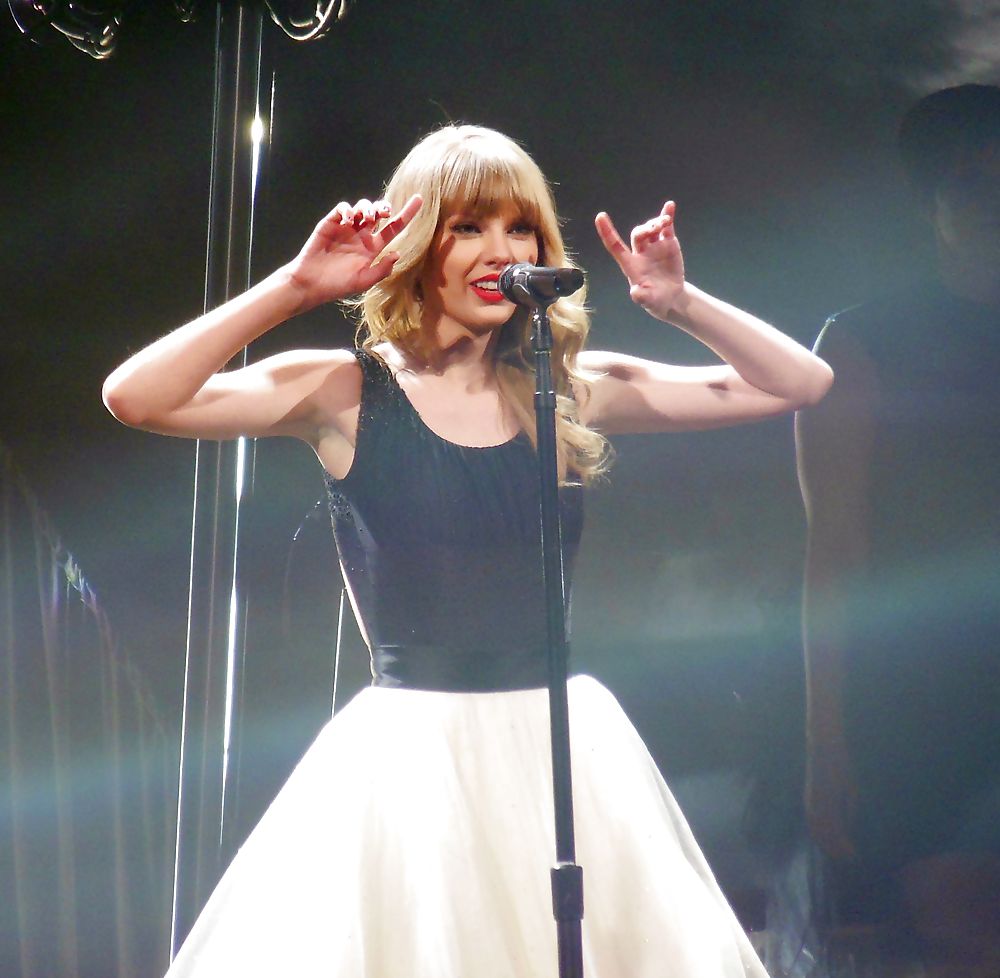 Taylor swift 
 #19332442