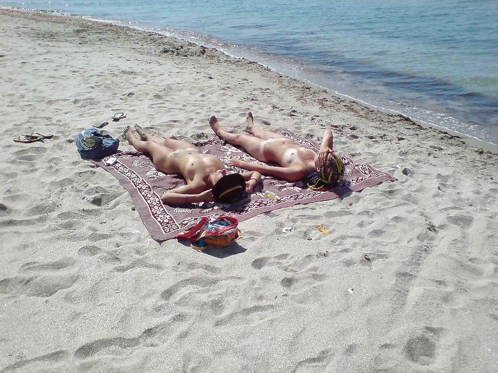 Diversión en la playa desnuda
 #2895526