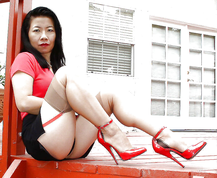 縫い目のあるストッキングと赤いハイヒールを履いたアジアの熟女
 #13813892