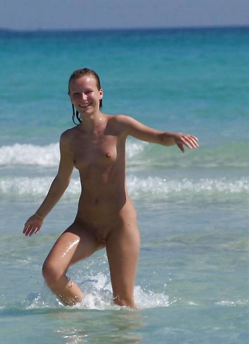 Giovani in spiaggia nuda
 #225854