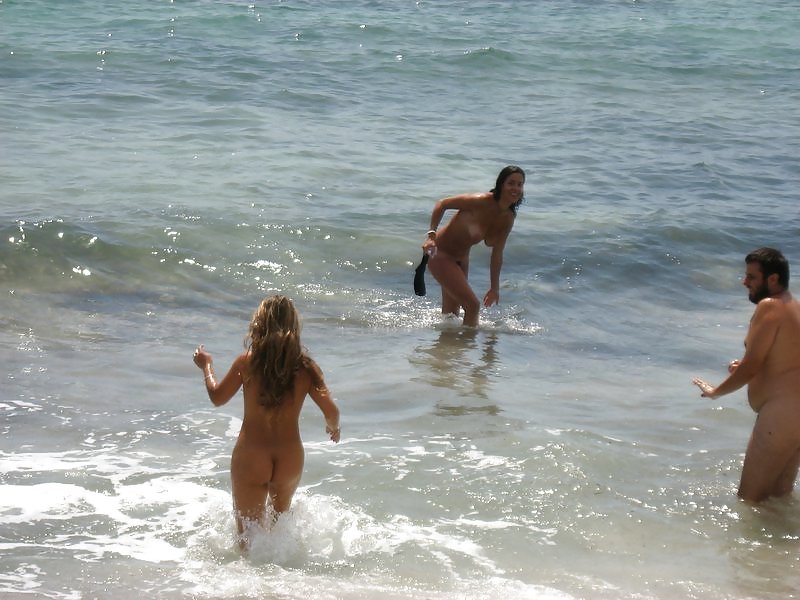 Giovani in spiaggia nuda
 #225997