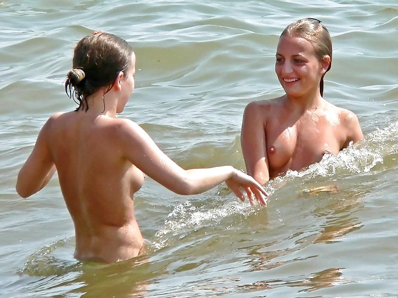 Giovani in spiaggia nuda
 #226069