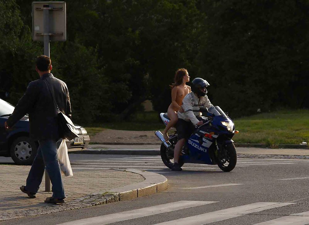 Impudique Et Nu Dans La Rue #1926543