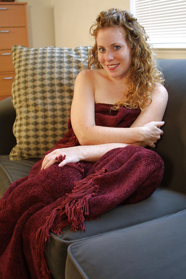 Kira rossa amatoriale avvolta in una coperta
 #6783480