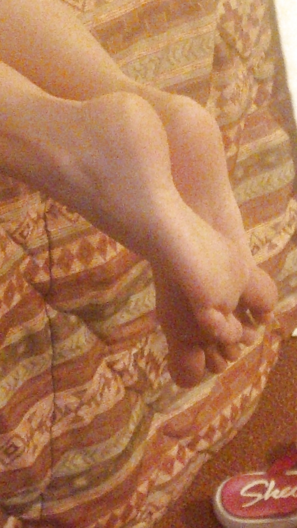 ホテルの部屋でザーメンを待つ妻の足
 #20089171
