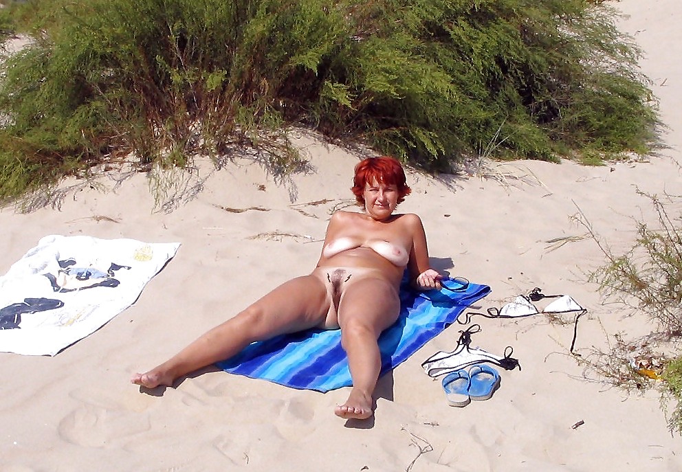 Mujeres maduras en la playa - 6
 #11971336
