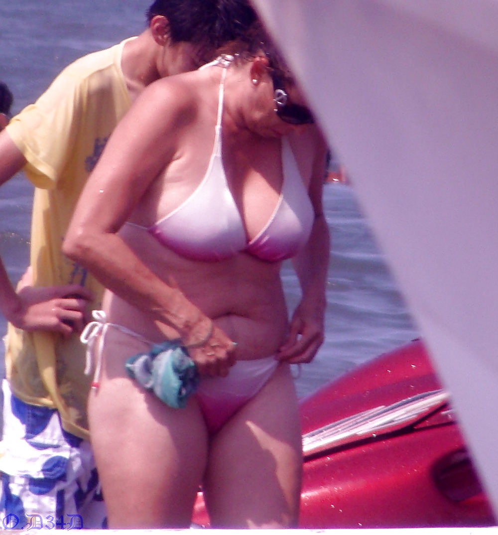 Swimsuit mature (mexican? candid) #19320884