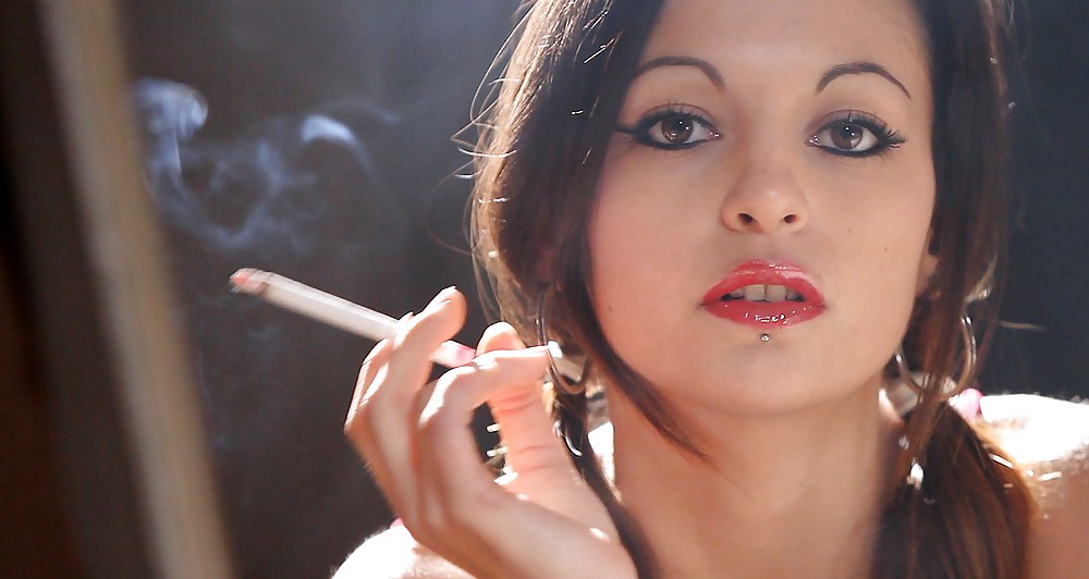 Glamour fumando: rosy
 #18410663