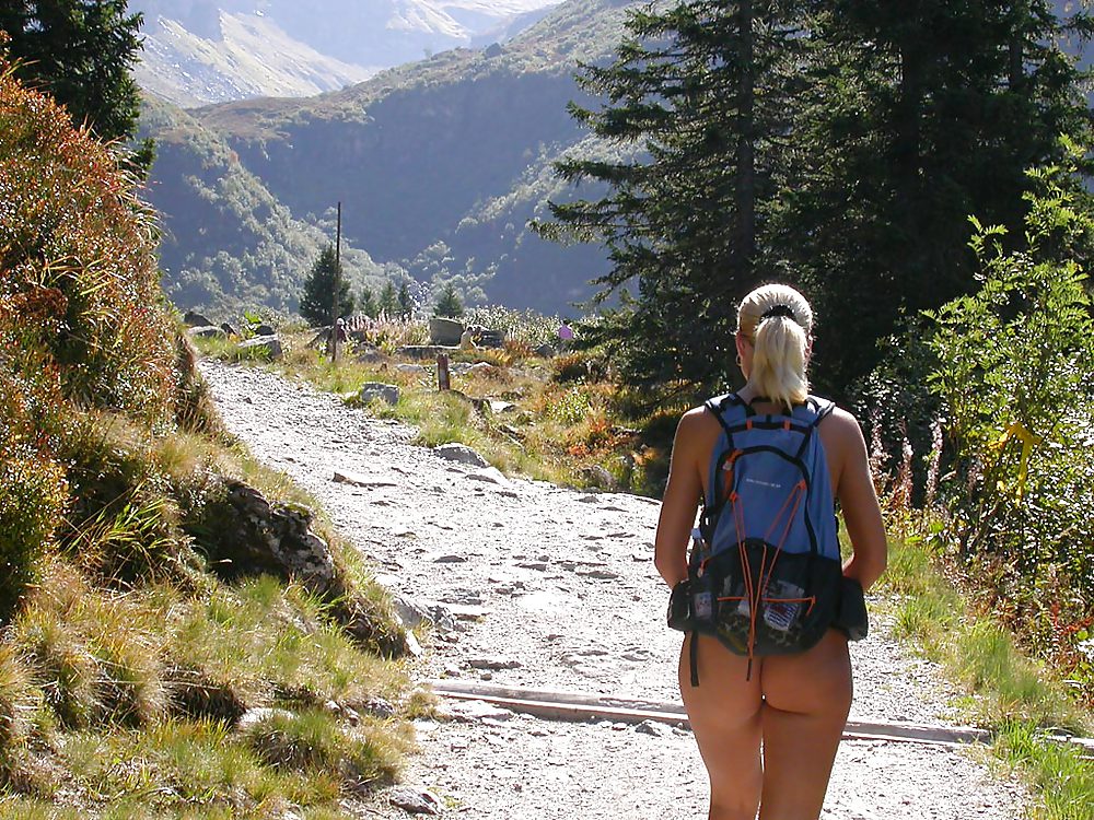 Sexy cagna amatoriale bionda tedesca esposta in montagna
 #17235747