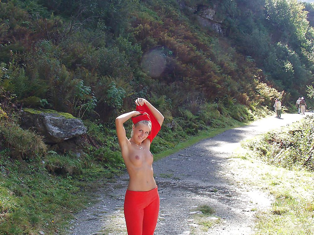 セクシーなドイツの金髪素人女が山の中で露出する
 #17235783