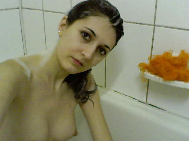 Un'altra ragazza rumena in bagno
 #7455755