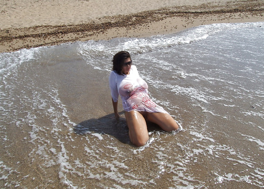 Alexandra moore - blanco transparente en la playa
 #13629454